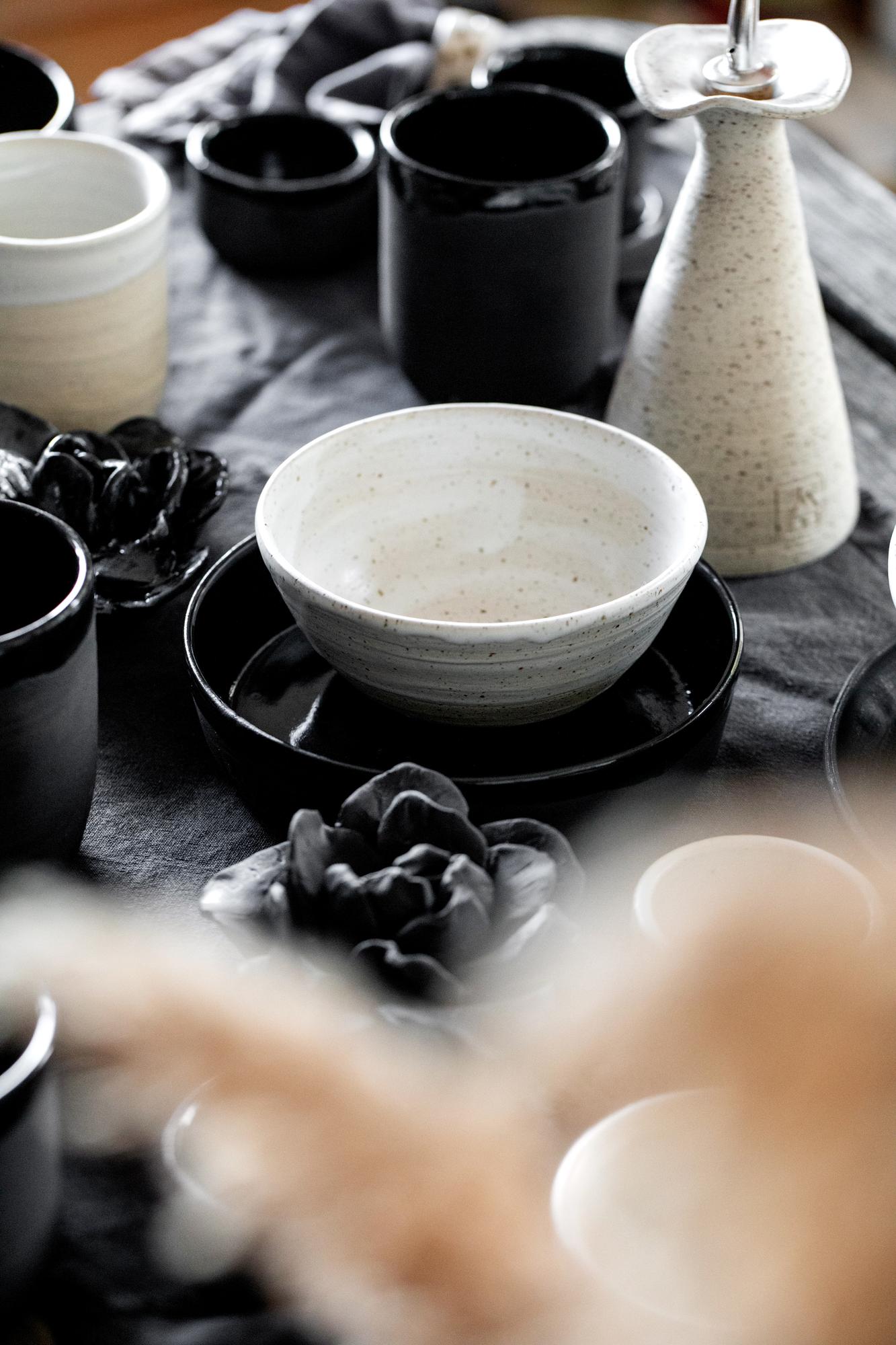 atelier kuchenne z eleganckim stołem i porcelaną